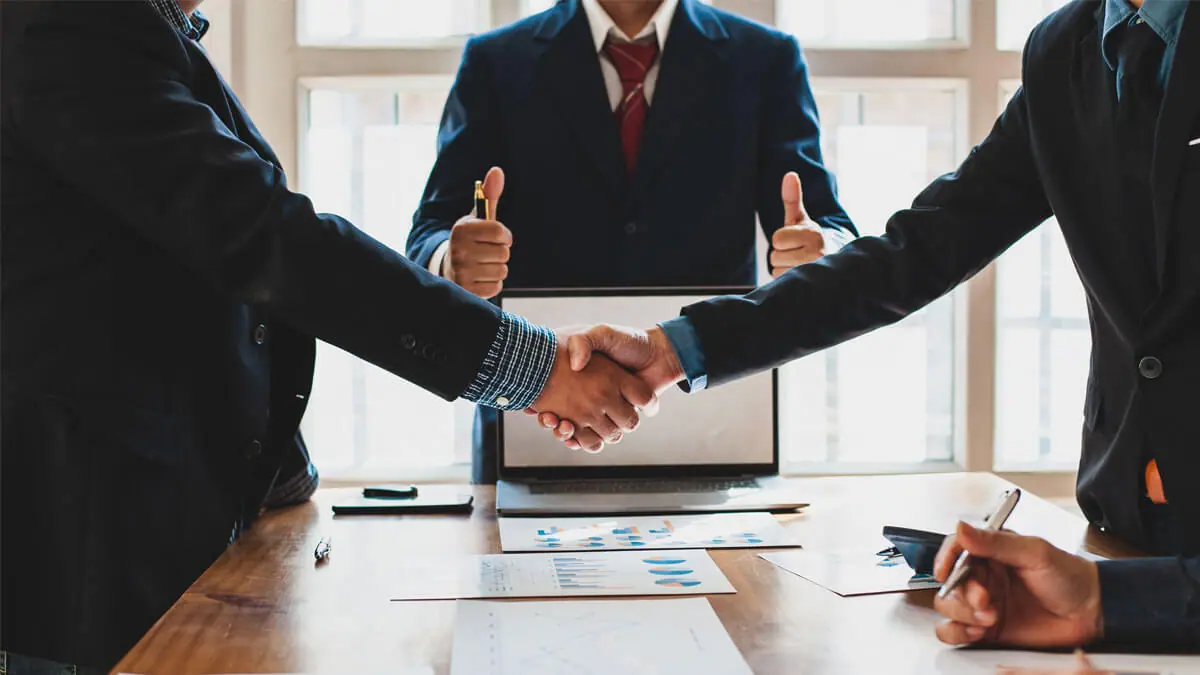 Empresarios en reunión de negocios